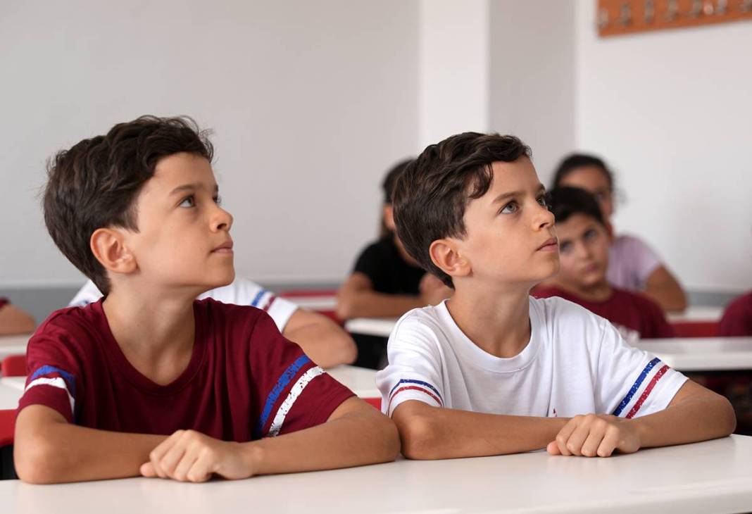 Okuldaki herkes aynı kişiyi gördüğünü sanıyor: 26 ikiz kardeşle eğitime başlıyorlar 4
